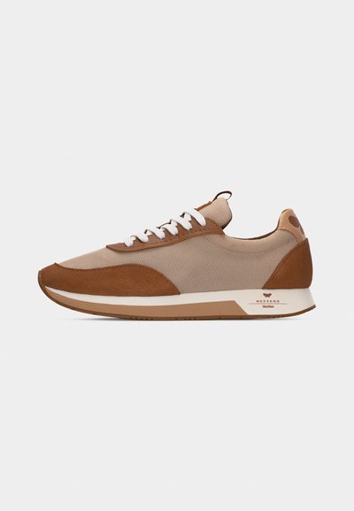 Baskets basses beige et marron avec lacets blancs, matériaux en mesh et daim, et une semelle beige avec le logo "Weekend Max Mara".