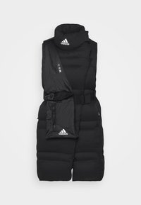 Svart pufferväst med hög krage, justerbart bälte, ficka med dragkedja och Adidas-logga. Snygg, quiltad design; lättviktig och isolerande material.