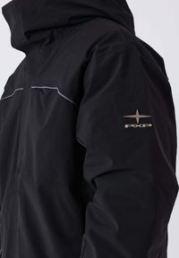 Zwarte jas met een gestructureerde afwerking, voorzien van een capuchon, reflecterende grijze bies en een zilveren "PXP"-logo op de linker mouw.