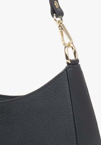 Czarna skórzana torebka o fakturze przypominającej kamyki, z zaokrąglonym kształtem i zapięciem w kolorze złotym na pasku.