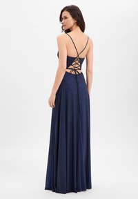 Donkerblauwe avondjurk van een glanzende stof, met een aangesloten lijfje en een veterontwerp aan de achterkant met dunne bandjes.