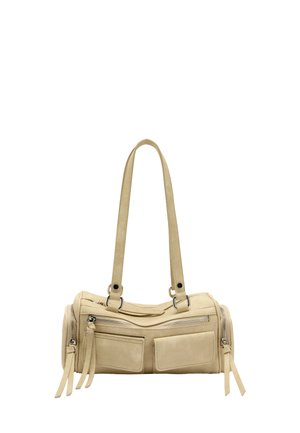 Beżowa torebka z dwoma górnymi uchwytami, komorami na zamek i przednimi kieszeniami. Miękka tekstura, prostokątny kształt z bocznymi frędzlami.