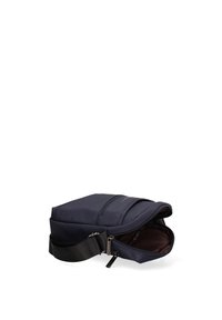 Borsa a tracolla in nylon blu marino con spallaccio regolabile, dotata di chiusura superiore con zip e tasca interna. Esterno strutturato e design minimalista.