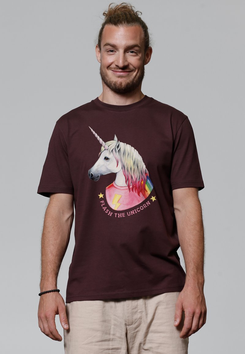 Bordeauxrotes Baumwoll-T-Shirt mit einem Einhorn-Grafikdesign, das eine Regenbogenmähne und einen Blitz zeigt. Der Text enthält "FLASH THE UNICORN" in einem kreisförmigen Design.