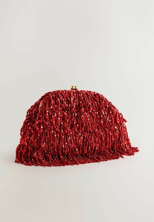 Geanta de mână cu mărgele roșii, având un design plisat și un închizător de culoare aurie. Suprafață texturată cu mărgele roșii care se cascază, creând adâncime.