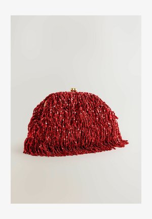 Pochette en perles rouges avec un design froncé et un fermoir doré. Surface texturée avec des perles rouges en cascade créant de la profondeur.