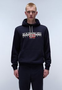 Felpa con cappuccio blu navy con un grafico frontale che presenta il testo "NAPAPIJRI" e una bandiera norvegese. Realizzata in morbido tessuto testurizzato con tasca a marsupio.
