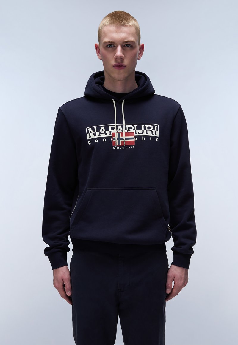 Felpa con cappuccio blu navy con un grafico frontale che presenta il testo "NAPAPIJRI" e una bandiera norvegese. Realizzata in morbido tessuto testurizzato con tasca a marsupio.
