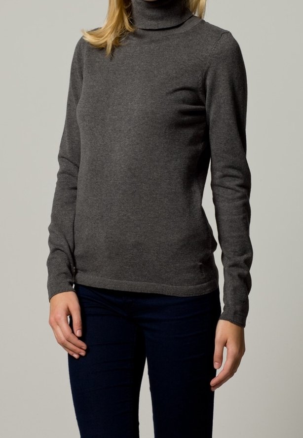 Maglione grigio a collo alto realizzato in materiale morbido, design aderente, con maniche lunghe e orlo a coste. Abbinato a pantaloni blu scuri.