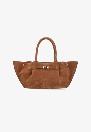Borsa a tracolla in suede marrone con due manici arrotondati, dotata di una patta anteriore con una chiusura metallica e un logo discreto nella parte inferiore.
