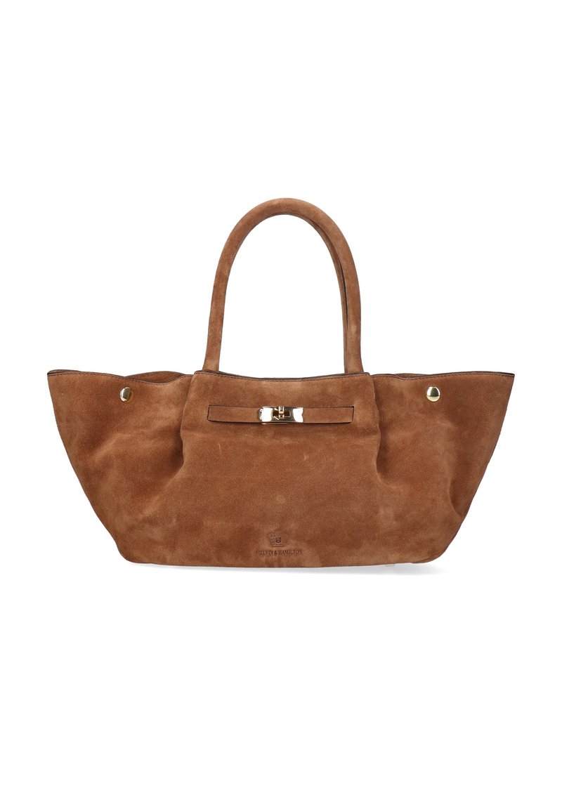 Sac fourre-tout en suede marron avec deux poignées arrondies, présentant un rabat avant avec une fermeture en métal et un logo discret en bas.