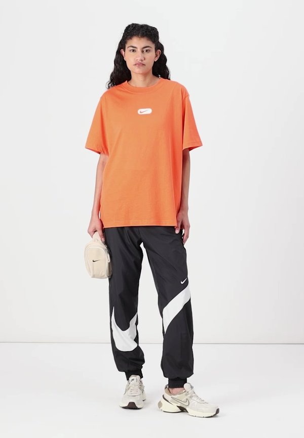 CLUB TEE - Print T-shirt - turf orange4