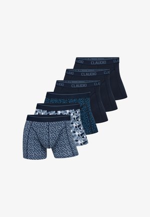 Zes paar heren boxershorts in verschillende tinten blauw, met geometrische en abstracte patronen, voorzien van elastische taillebanden met het label "CLAUDIO."