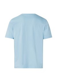 Camiseta de manga corta color azul claro con cuello redondo, hecha de algodón, con una textura suave y un diseño liso sin gráficos ni patrones.