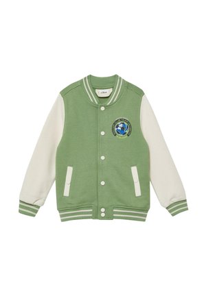 Zielono-biała kurtka varsity z zatrzaskami, prążkowanym kołnierzem i mankietami, przednimi kieszeniami oraz emblematem piłkarskim na piersi.