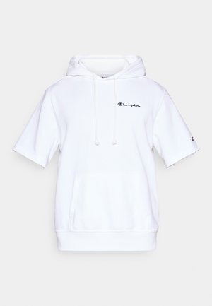 Hvit hettegenser i bomull, med korte ermer, frontlomme og liten svart logo på brystet. Myk tekstur.