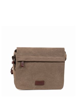 Sac messager en toile marron avec fermeture à rabat, accents en cuir et bandoulière réglable sur fond blanc.