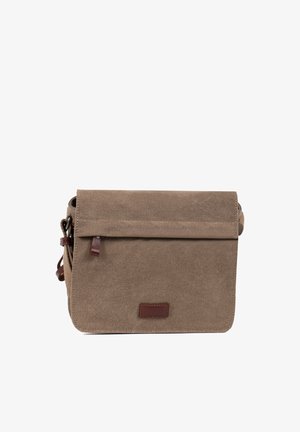 Sac messager en toile marron avec fermeture à rabat, accents en cuir et bandoulière réglable sur fond blanc.