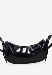 Bolso de hombro negro de cuero sintético con forma curvada, cierre de cremallera y una sola correa ajustable. Presenta un acabado brillante y un diseño minimalista.