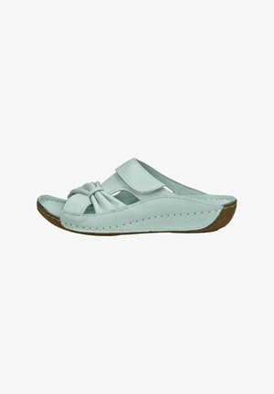 Lyseblå lædersandal med slide-design, knyttet detalje, justerbar rem, polstret fodseng og en tekstureret tan ydersål.