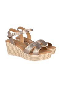 Sandalias de cuña en bronce metálico con diseño de puntera abierta, plataforma de yute trenzado y correas en el tobillo con detalle de hebilla ajustable.
