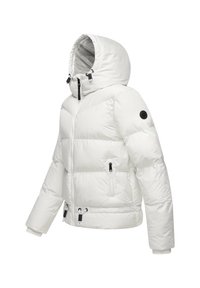 Giacca puffer bianca con cappuccio, dotata di accessori neri, tasche con zip e cuciture texturizzate. Coulisse regolabili all'orlo.