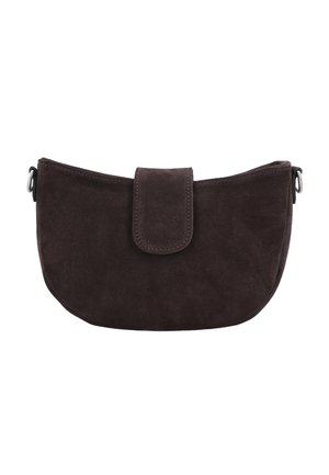 Dunkelbraune Wildleder-Handtasche in Halbmondform mit vorderer Klappe und Metallringen an jeder Seite zum Befestigen eines Riemens.