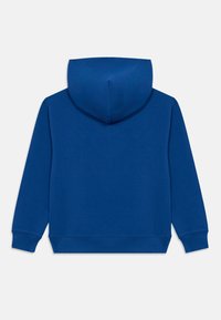 Blå hettegenser med teksturert overflate, lange ermer og kengurulomme. Har ribbestrikkede mansjetter og nederkant, designet for komfort.