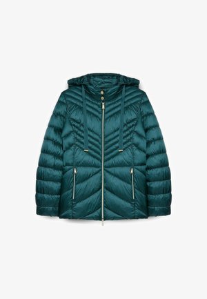 Jachetă puffer de culoare teal cu glugă, fermoar frontal, nasturi cu capse la guler, șnururi de ajustare și două buzunare laterale cu fermoar.