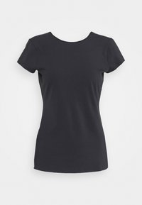 Černé tričko s krátkým rukávem a kulatým výstřihem, vyrobené z hladké tkaniny, se siluetou přiléhající k tělu a mírně zakřivenými lemy.