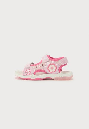 Sandália infantil rosa com acentos florais, tira ajustável, parte superior em malha e sola em borracha. Apresenta recortes e uma palmilha texturizada.