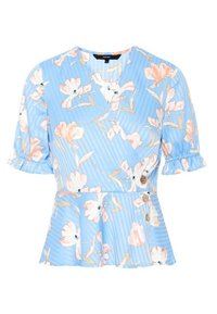 Blusa azzurra chiara con motivo floreale, maniche corte volant e orlo peplum. Presenta dettagli con bottoni e una sottile texture a righe.