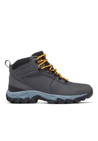 Scarpe da trekking grigie a metà altezza con tomaia impermeabile, colletto in rete nera, dettagli arancioni e un intersuola blu con macchie e suola testurizzata.