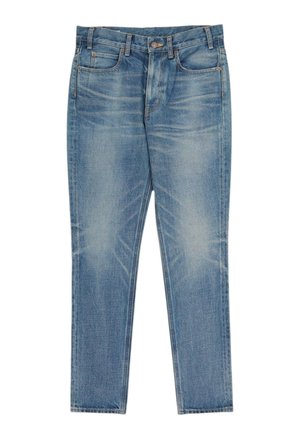 Blau verwaschene Denim-Jeans mit Frontknopf und Reißverschluss, fünf Taschen und Gürtelschlaufen, flach auf weißem Hintergrund dargestellt.