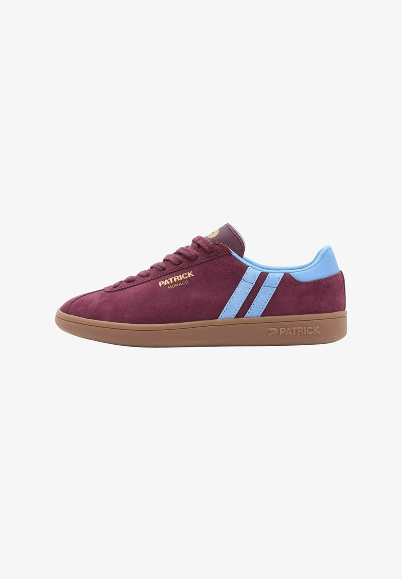 Sneaker in suede bordeaux con accenti azzurri, suola marrone, logo "PATRICK MONACO" sul lato e scritta "PATRICK" in rilievo sulla suola.