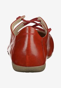 Zapato de cuero rojo con punta redondeada, parte trasera abierta y cordones entrecruzados. Interior suave y una textura sutil en el exterior.