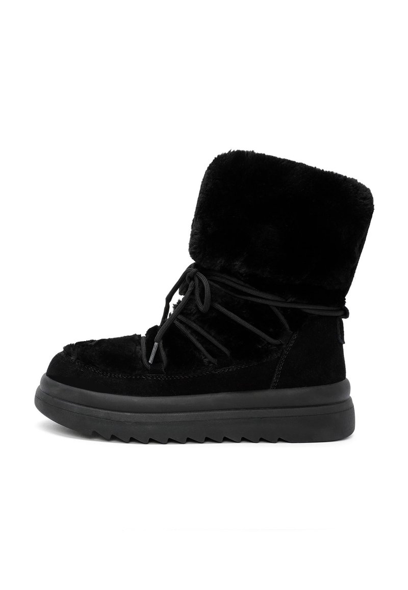 Zwarte enkelboot met faux fur voering, rubberen zool en stoffen veters. Voorzien van een hoge, fluffy kraag en een textuur aan de buitenkant.