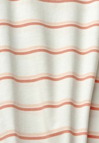 Katoenen stof met een witte achtergrond, kenmerkend door horizontale golvende strepen in tinten van koraal en perzik. Zachte textuur met een ontspannen val.