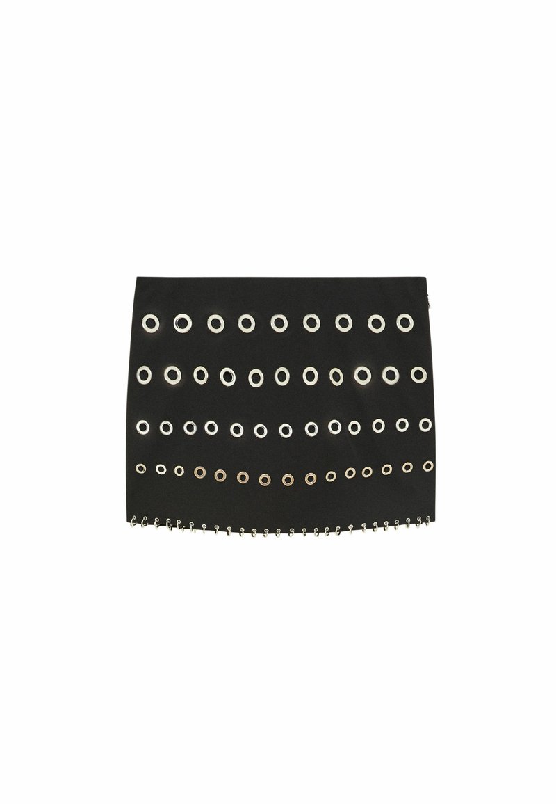 Zwarte stoffen rok met meerdere zilveren oogjes, gerangschikt in horizontale rijen, met een gebogen zoom en decoratieve hardware langs de onderrand.