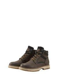 Botas de tobillo de cuero marrón con parte superior texturizada, suela de goma beige, acentos negros y cierre con cordones, que cuentan con un collarín acolchado para mayor comodidad.