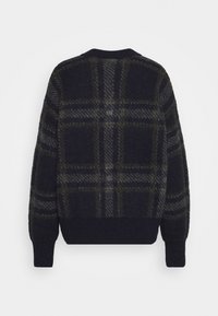 Suéter de punto azul marino oscuro con un patrón de cuadros en tonos verdes y grises. Puños y dobladillo acanalados con un cuello redondo.