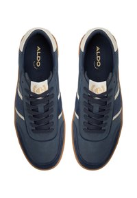 Baskets bleu marine avec des rayures blanches, dotées d'une finition en daim lisse et d'une semelle extérieure en gomme caoutchouc. Comprend un design à lacets et un accent de logo.