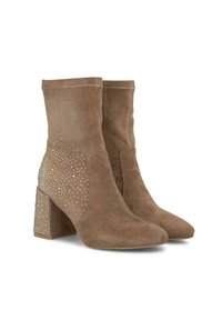 Botas de ante marrón hasta el tobillo con tacones de bloque, con un diseño de tachuelas a lo largo del costado, punteras puntiagudas y detalles de costura en contraste.