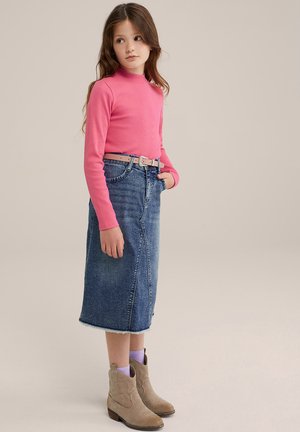 Roze lange mouwen top, denim midi rok met rafels aan de onderkant, beige enkellaarsjes en lila sokken. De outfit heeft een riem met een zilveren gesp.