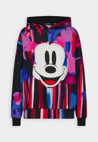 Sweat à capuche coloré avec des rayures verticales et des formes abstraites en rouge, bleu, violet et noir, avec un grand visage souriant de Mickey Mouse sur le devant.