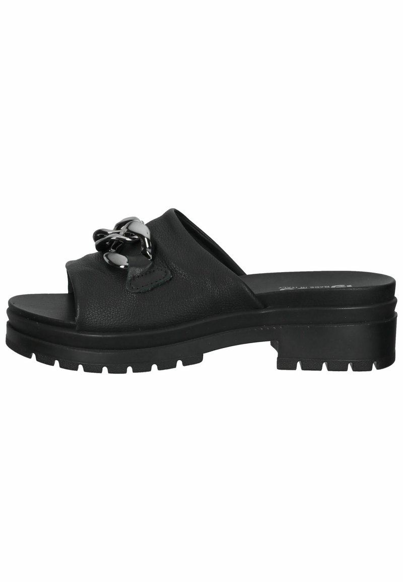 Chaussure noir en cuir, à enfiler, avec une large sangle, mettant en avant un accent de chaîne métallique et une semelle en caoutchouc épaisse avec des rainures pour une meilleure adhérence.