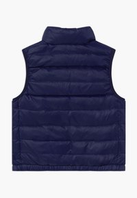 Navyblauwe, gewatteerde mouwloze puffer vest met een hoge kraag en horizontaal gestikte panels, weergegeven vanuit de achterkant.