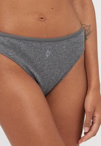 Boxer en coton gris avec un fini texturé, doté d'une ceinture contrastante et d'un petit logo brodé au centre avant.