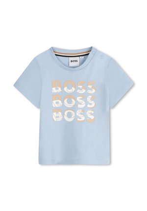 T-shirt bleu clair à manches courtes avec "BOSS" imprimé en texte beige stylisé. Présente un col rond et des pressions décoratives sur l'épaule.