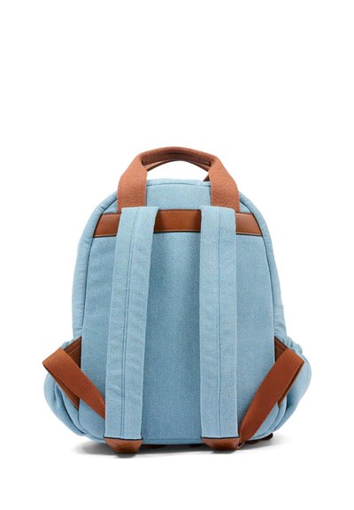 Jasnoniebieski plecak z tkaniny z brązowymi skórzanymi akcentami, wyściełanymi paskami i zaokrąglonym kształtem. Dwa regulowane paski na ramiona oraz górny uchwyt.